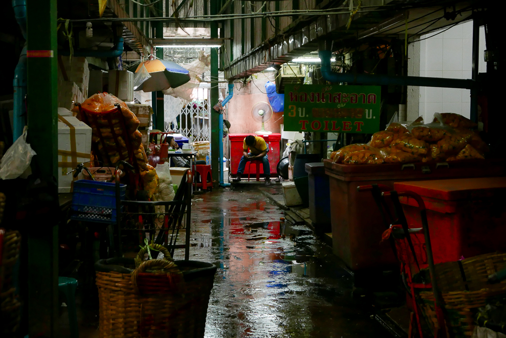 Back alley in the flower market, Bangkok, Thailand (photo by Irina Stelea)