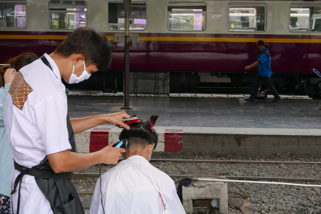 Improvised hairdresser's on a platform in Bangkok's main railway station (photo by Irina Stelea)