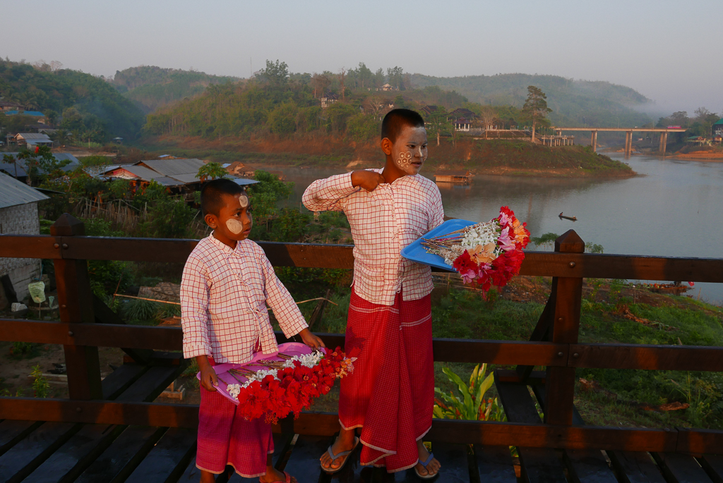 Mon boys selling flowers on the Mon Bridge, Sangkhlaburi, Thailand (photo by Irina Stelea)