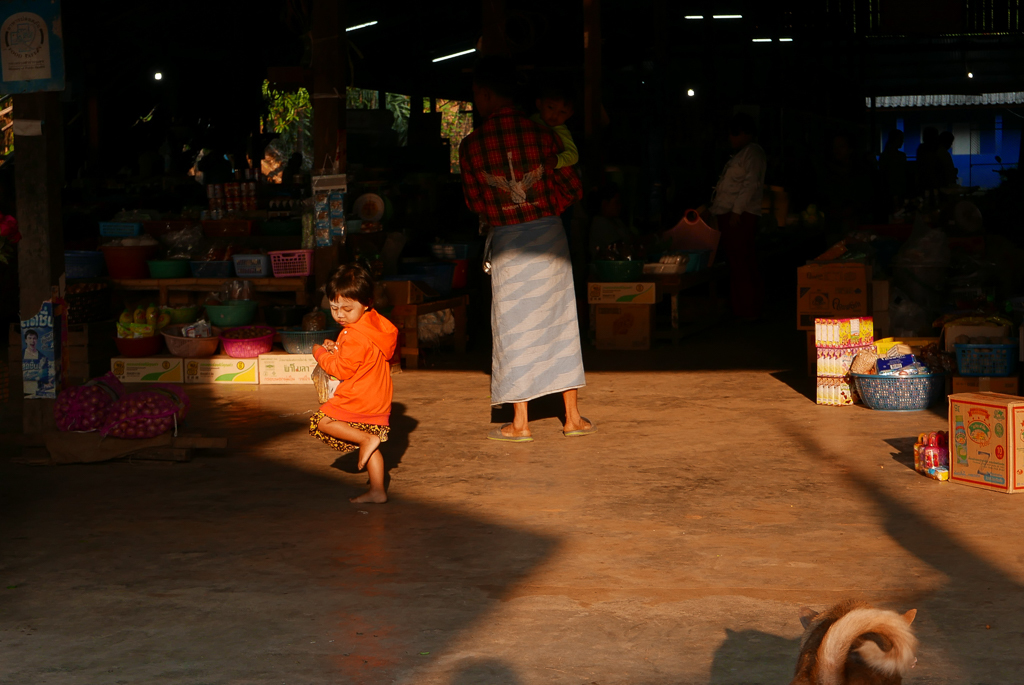 Mon morning market, Sangkhlaburi, Thailand (photo by Irina Stelea)