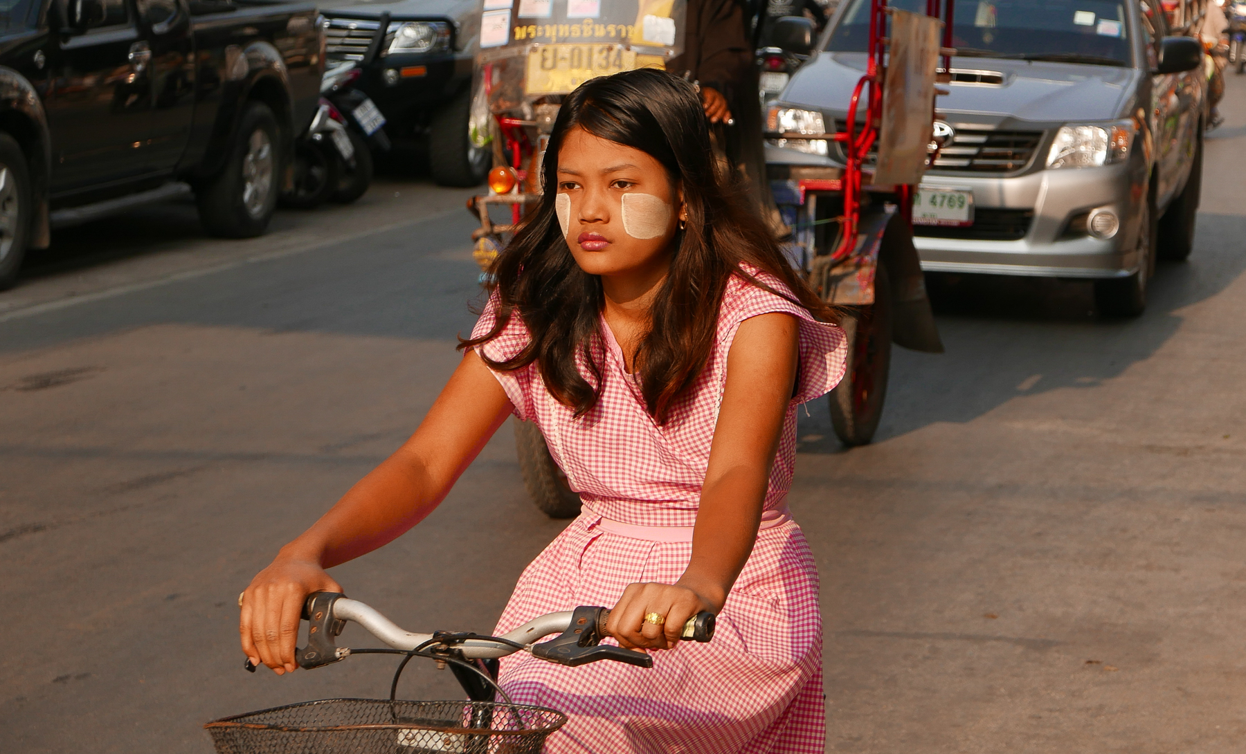 Burmese girl in morning traffic, Mae Sot, Thailand (Photo by Irina Stelea)